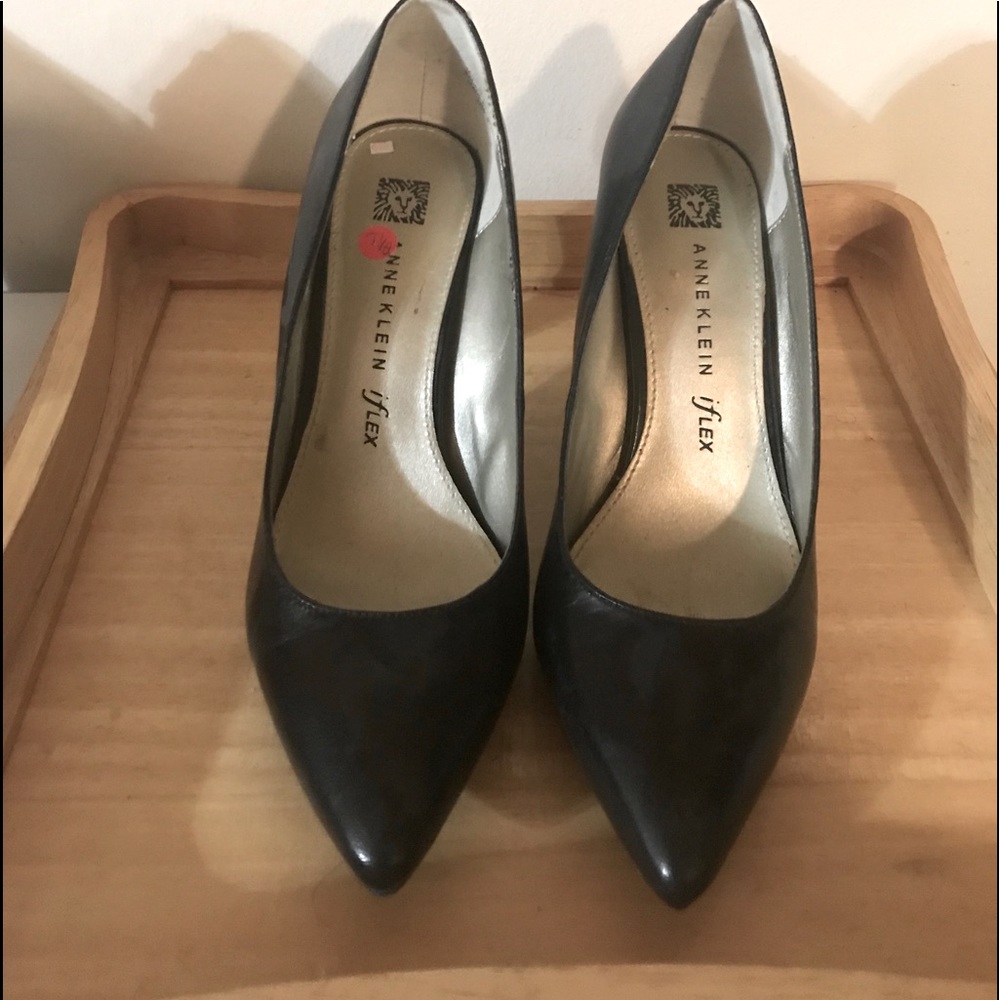 Womans black dress shoe